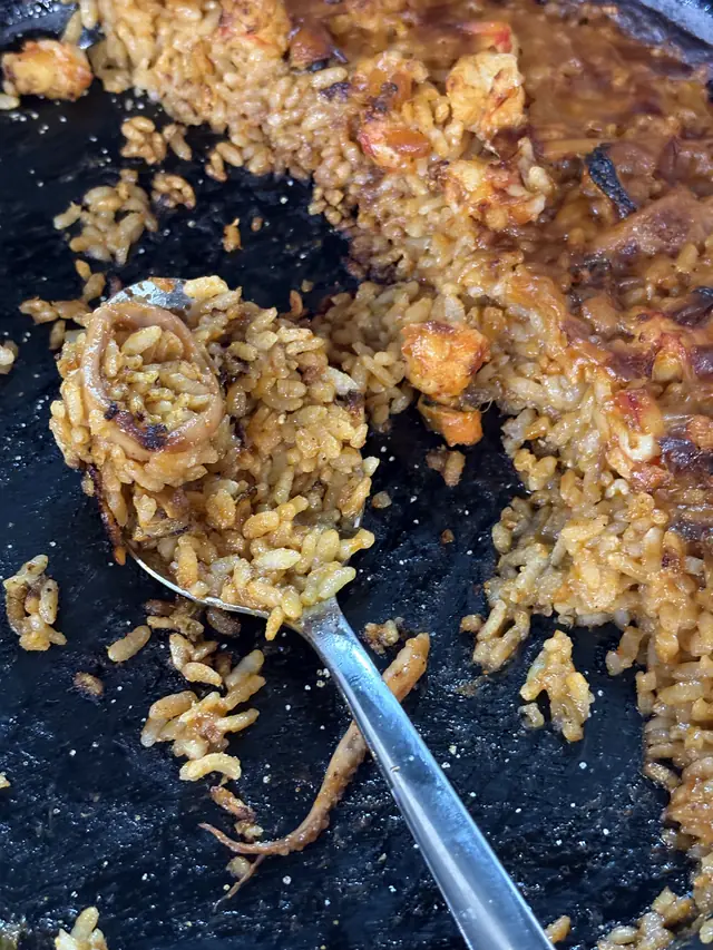 Arroz recién servido de la paellera