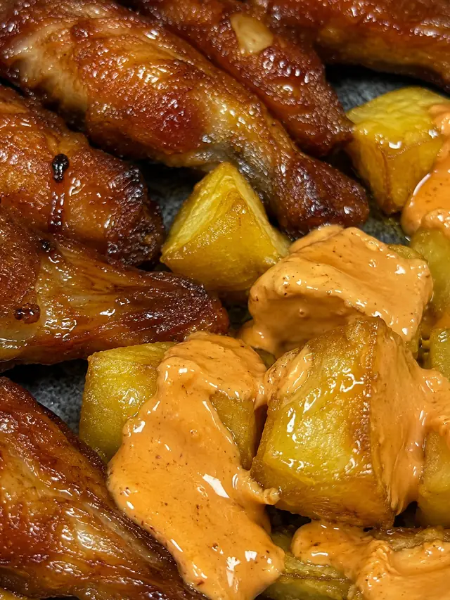 Pollo con patatas en salsa