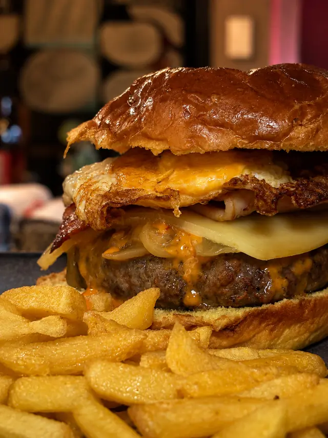 Hamburguesa doble con patatas fritas