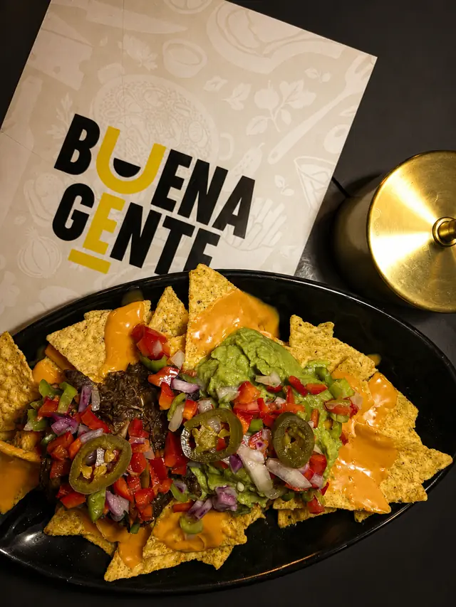Nachos con guacamole, pico de gallo y jalapeños