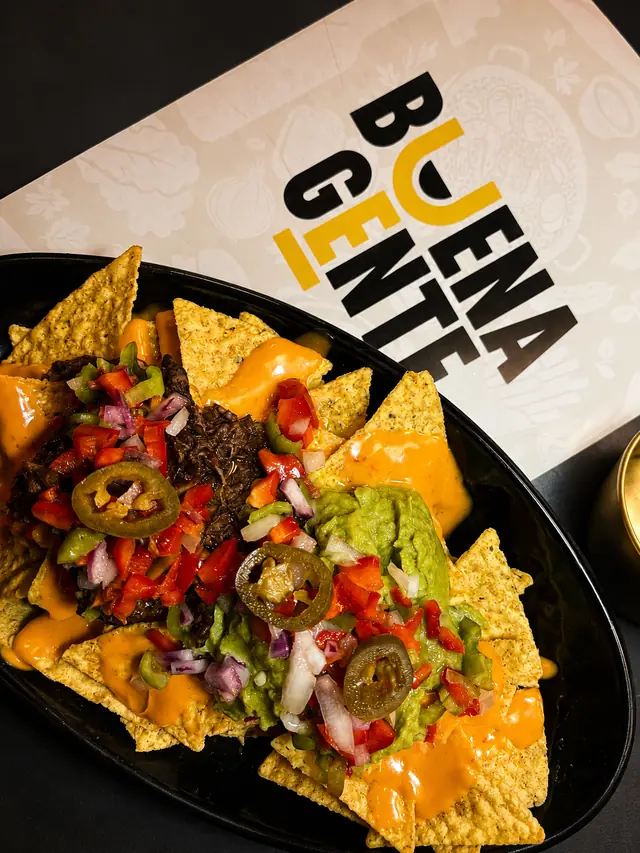Nachos con queso fundido y pico de gallo