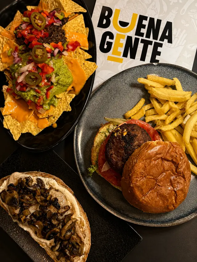 Hamburguesa con nachos y patatas