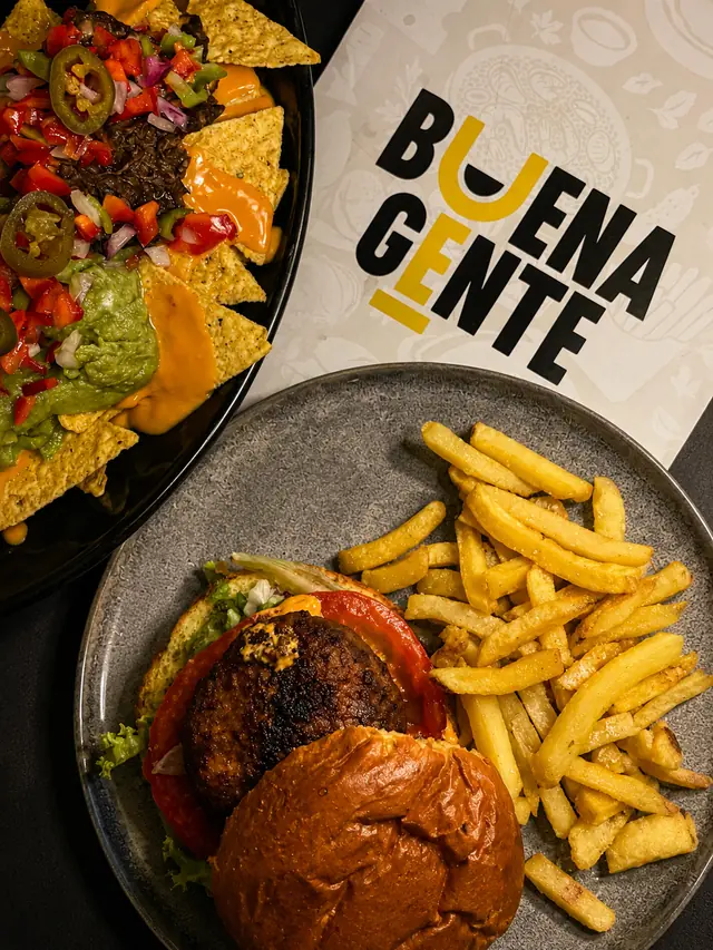 Plato combinado con hamburguesa, nachos y patatas