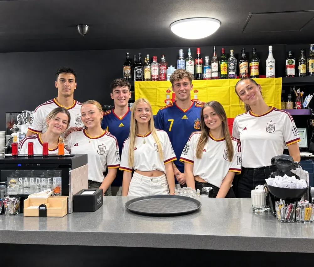 El equipo de Buena Gente al completo, detrás de la barra del local