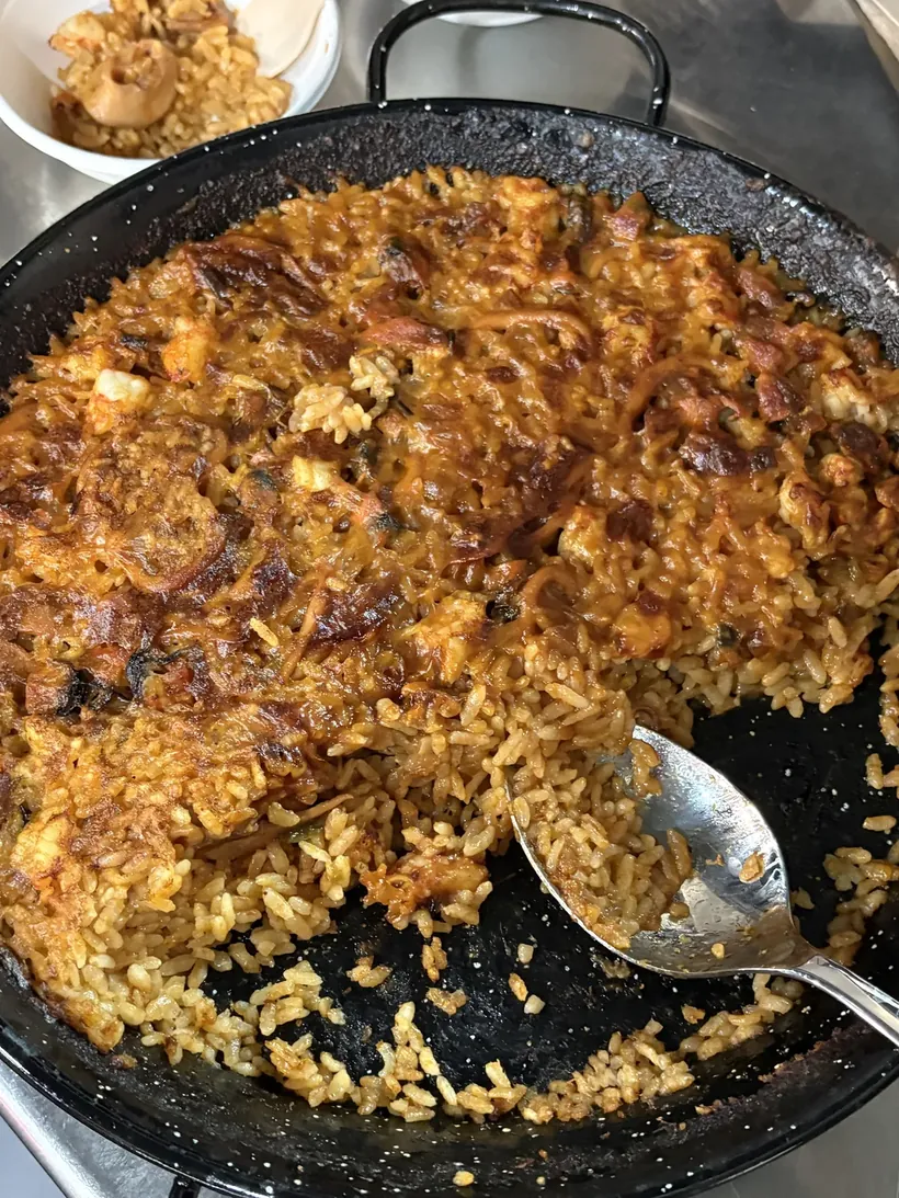 Arroz marinero recién hecho en paellera