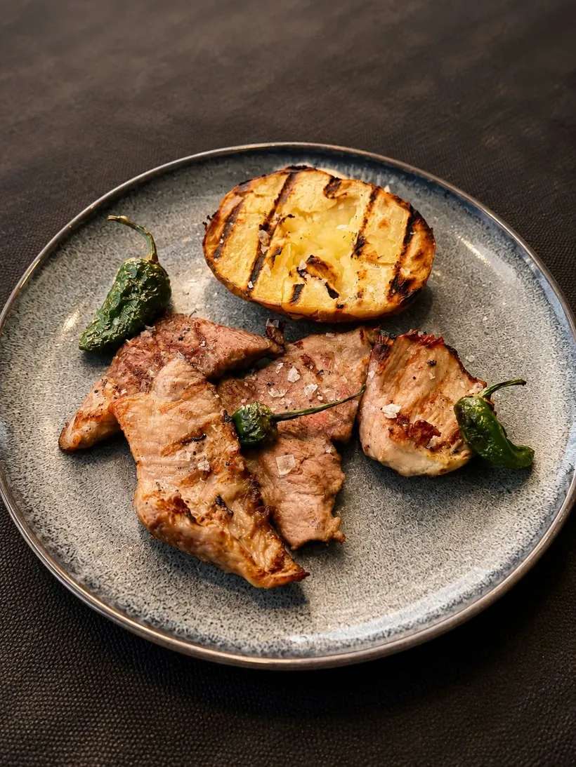 Entrecot de vaca con patata asada y pimientos del padrón