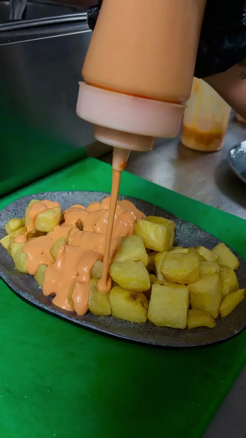Papas bravas con salsa brava de la casa