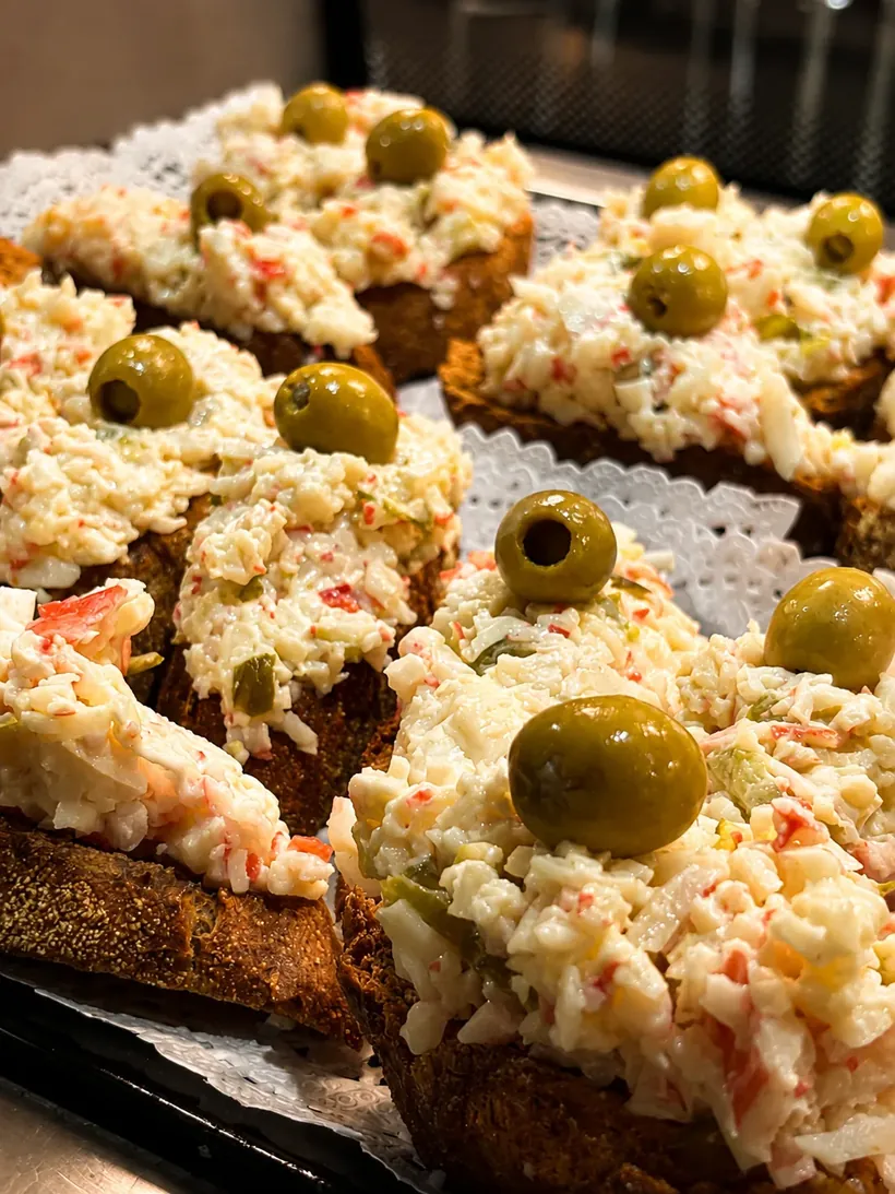 Tostas recién hechas en la barra