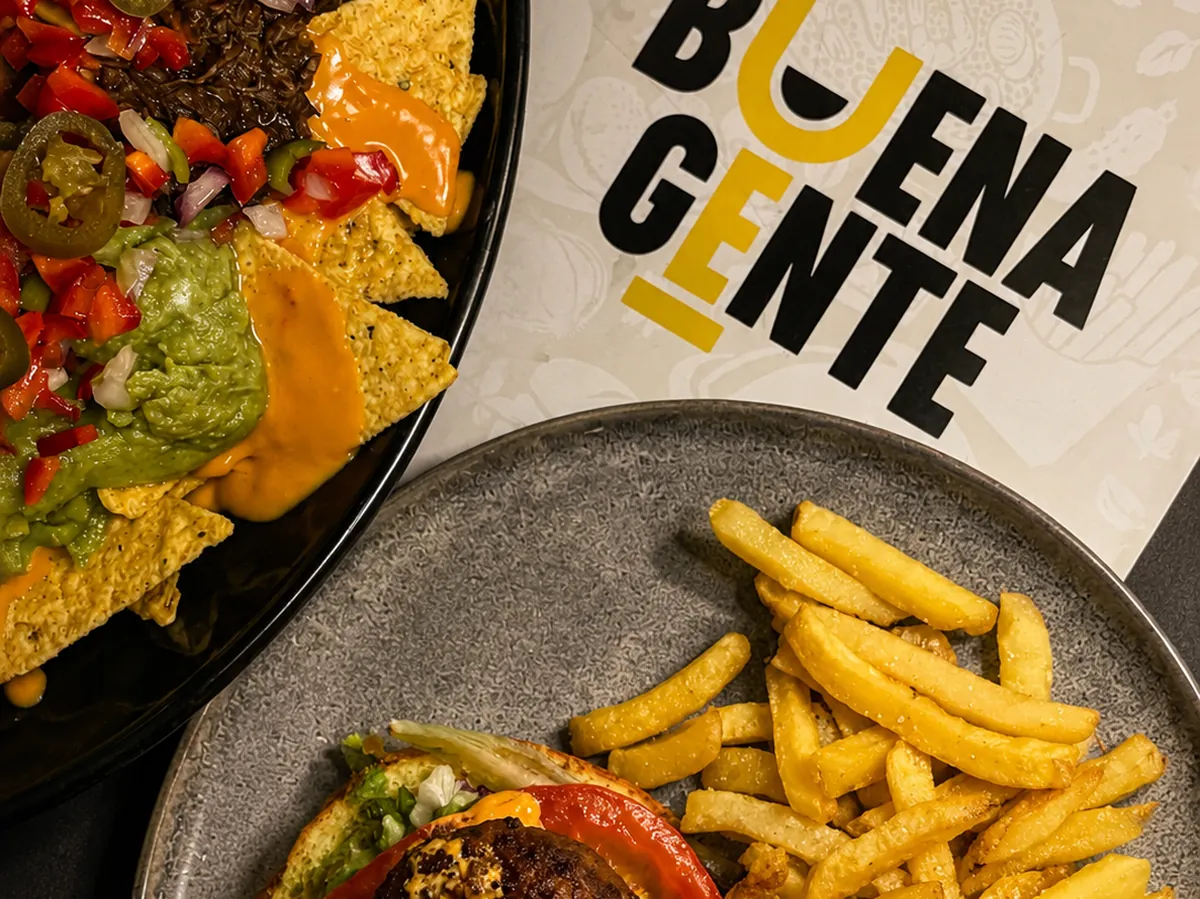 Nachos, hamburguesa y patatas de Buena Gente